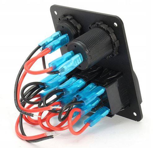 ROZDZIELNIA ELEKTRYCZNA 3 OBWODOWA Z USB I WOLTOMIERZEM 